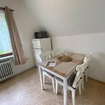 Mit Balkon Und Eingezaeunten Garten * 아우리흐