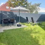 Mit Balkon Und Eingezaeunten Garten
