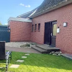 Mit Balkon Und Eingezaeunten Garten *