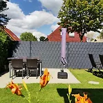 Mit Balkon Und Eingezaeunten Garten * 아우리흐