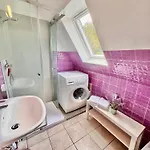 Mit Balkon Und Eingezaeunten Garten *