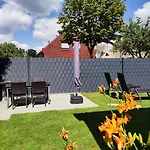 Mit Balkon Und Eingezaeunten Garten 아파트