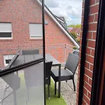 Mit Balkon Und Eingezaeunten Garten 아파트 *