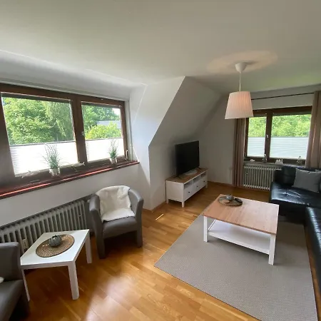 Apartment Mit Balkon Und Eingezaeunten Garten *