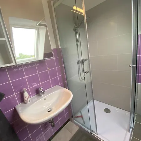 Mit Balkon Und Eingezaeunten Garten *