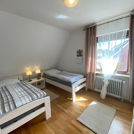 Mit Balkon Und Eingezaeunten Garten *