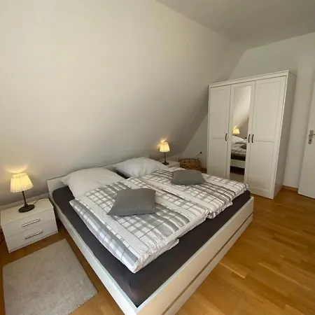 Apartment Mit Balkon Und Eingezaeunten Garten Aurich
