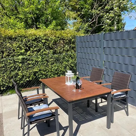Apartment Mit Balkon Und Eingezaeunten Garten Aurich