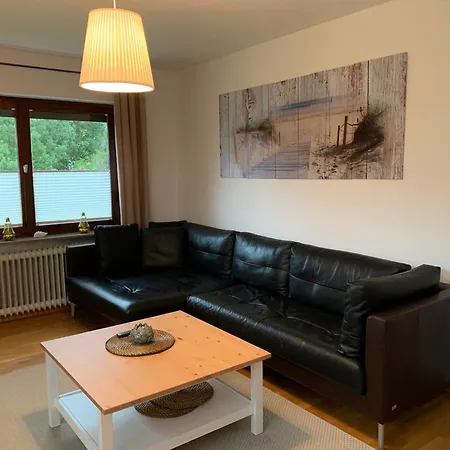 Mit Balkon Und Eingezaeunten Garten *