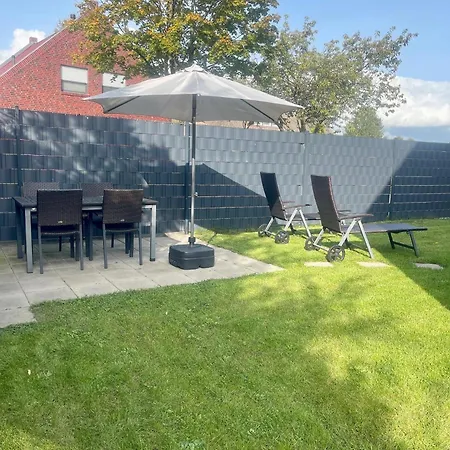 Mit Balkon Und Eingezaeunten Garten