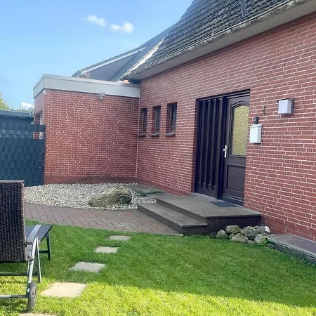 Mit Balkon Und Eingezaeunten Garten *