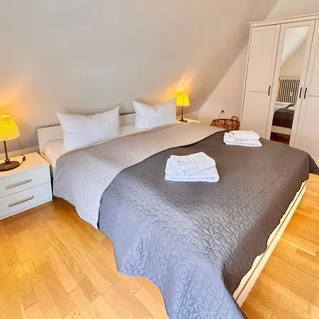 Mit Balkon Und Eingezaeunten Garten 아파트 *