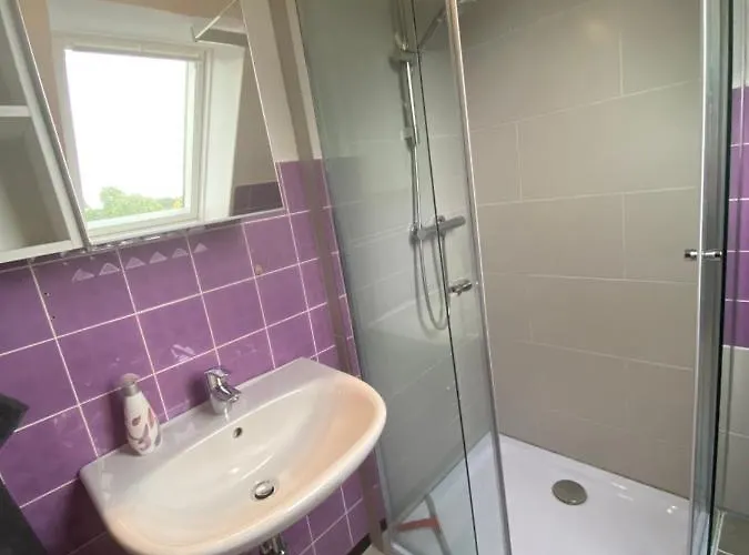 Mit Balkon Und Eingezaeunten Garten *