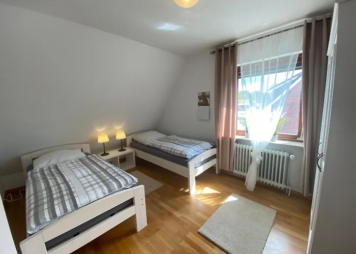 Mit Balkon Und Eingezaeunten Garten *