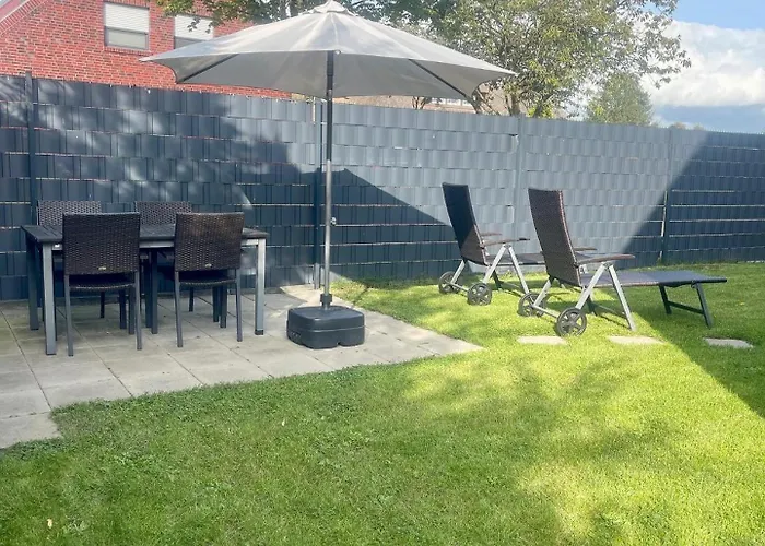 Mit Balkon Und Eingezaeunten Garten