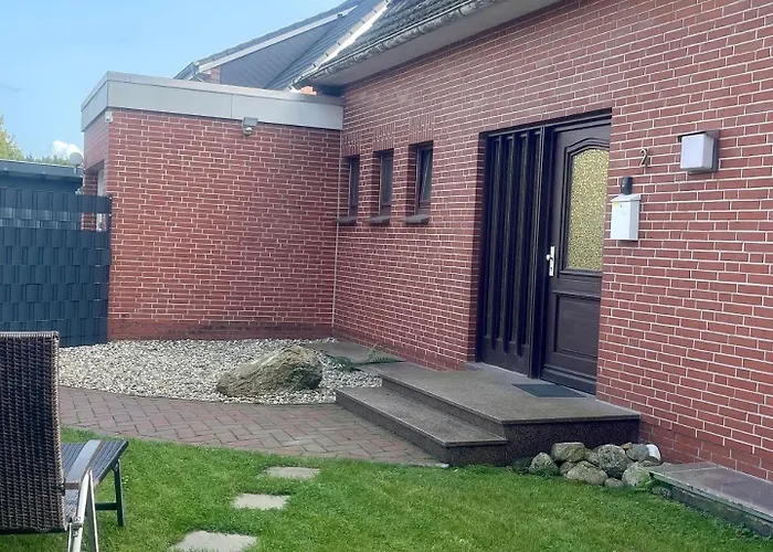 Mit Balkon Und Eingezaeunten Garten *